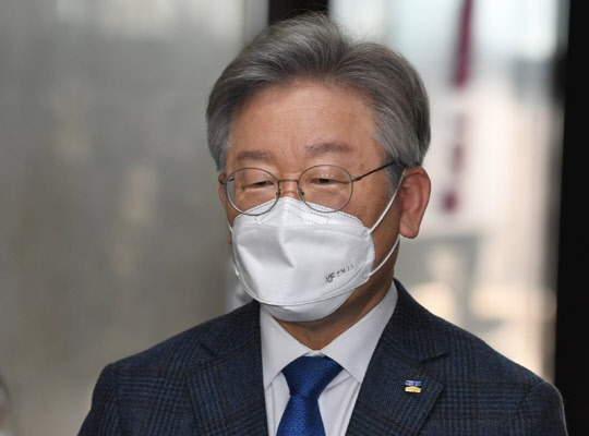 이재명(사진) 경기도지사가 지난 9일 국회에서 비공개로 열린 당무위원회를 마치고 나오며 취재진 질문에 답변하고 있다. <연합뉴스>